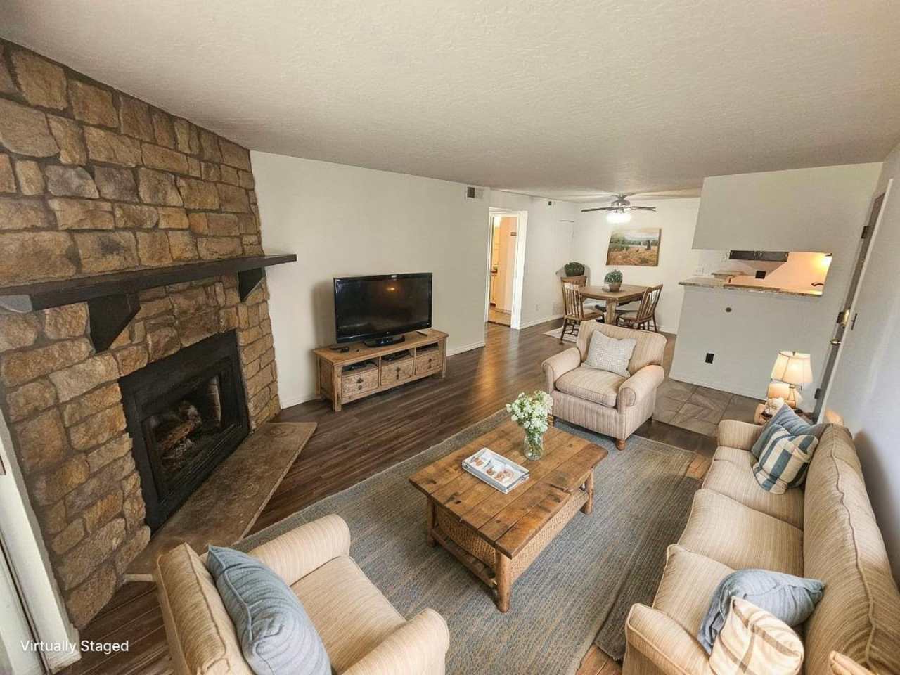 Bright Top-Floor Corner Condo on Powerline Trail – 1 Bed / 1 Bath