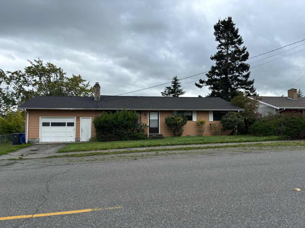 ***PENDING APPLICATION***3 Bedroom Home located in the heart of town! Close to everything!