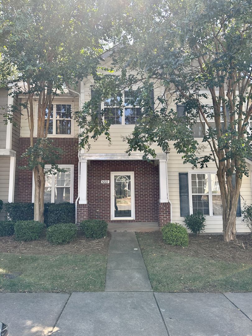 Cute 3BR/2.5 Bath Townhouse