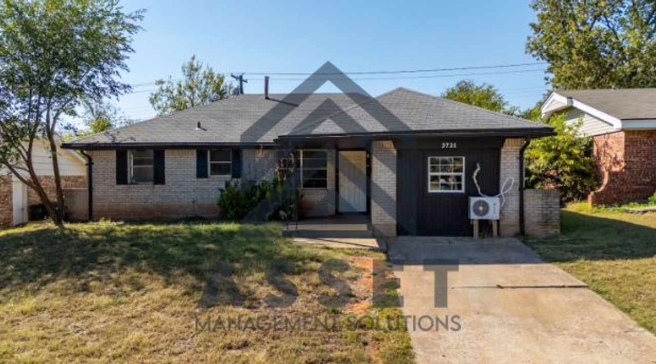 4 bedroom 1 bathroom home in Midwest City!
