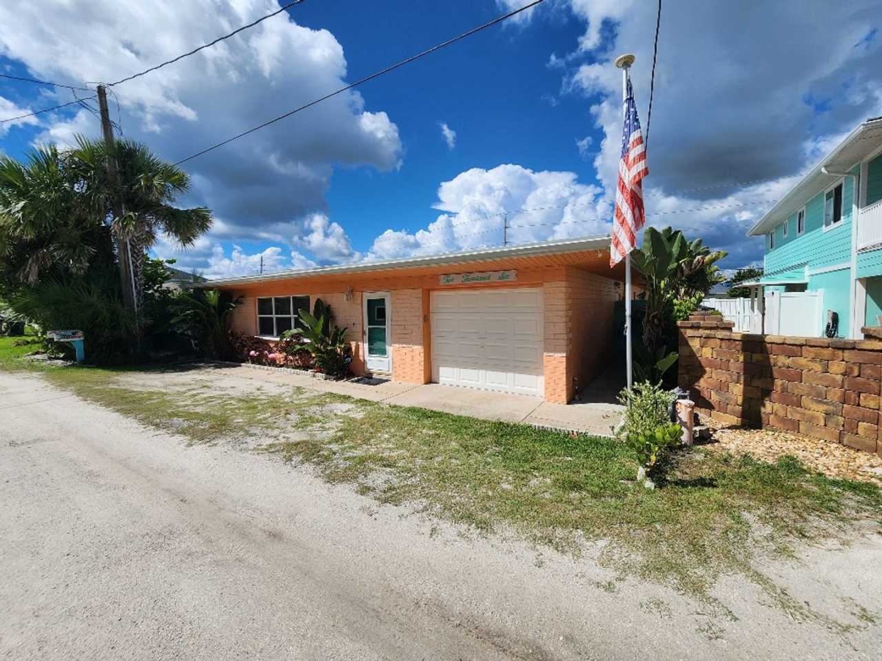 Charming Beachside Bungalow only 150 steps to the Beach!!