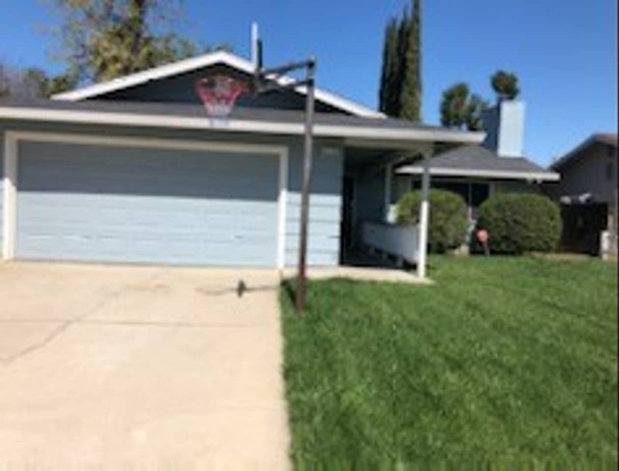 Modesto, 3 bedroom 2 bathroom with a 2 car garage Near Johansen High School