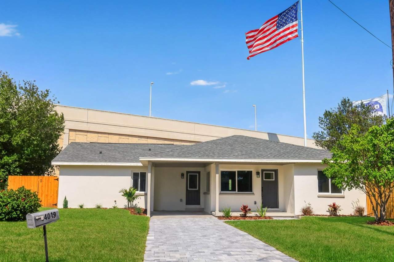 Half Off! 3 Bedroom, 2 Bathroom + Bonus Room Home for Rent in South Tampa!