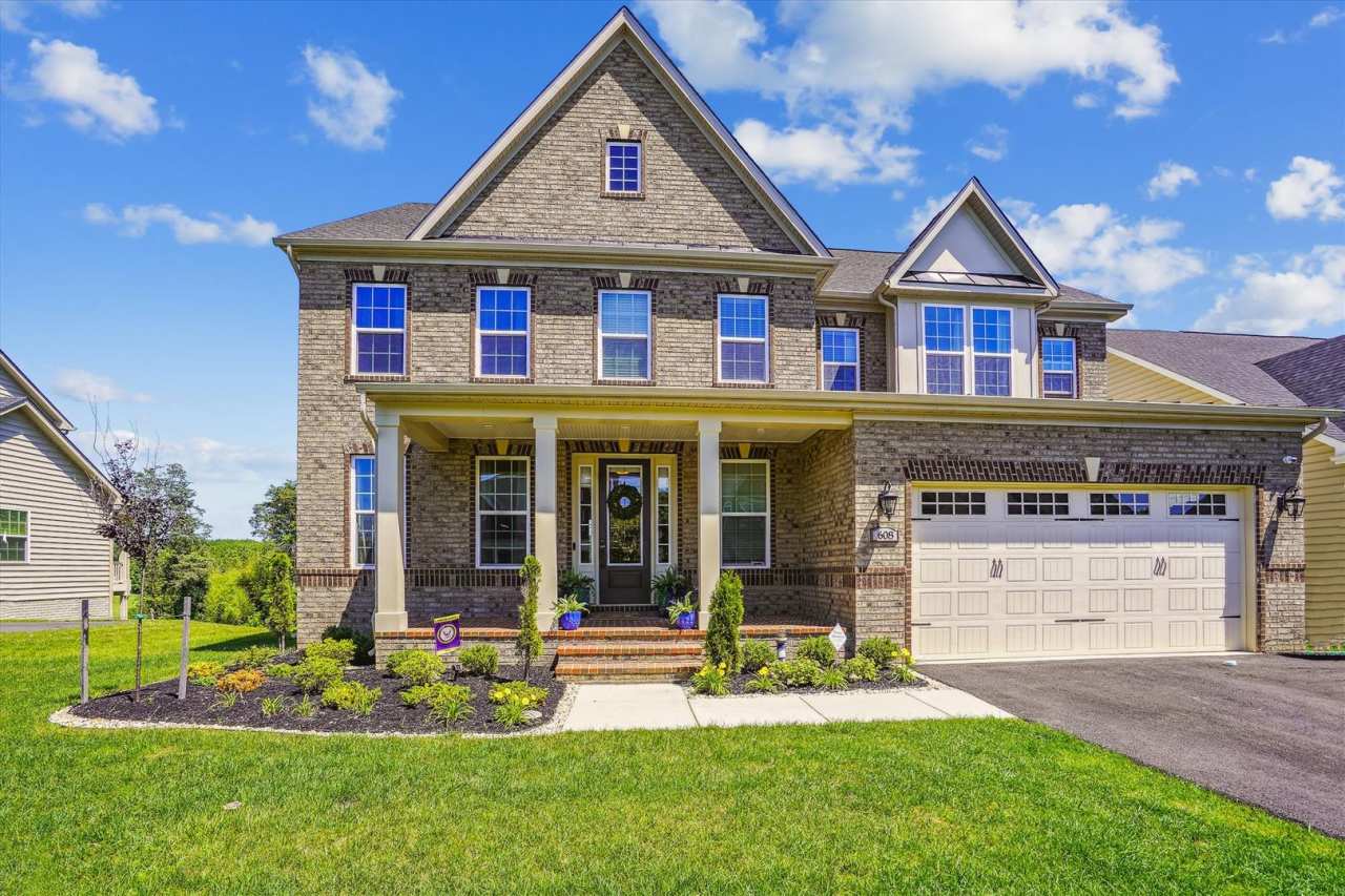 EXQUISITE 5BR, 4.5BA HOME, IN THE OAK CREEK GOLF COURSE COMMUNITY AWAITS YOU!