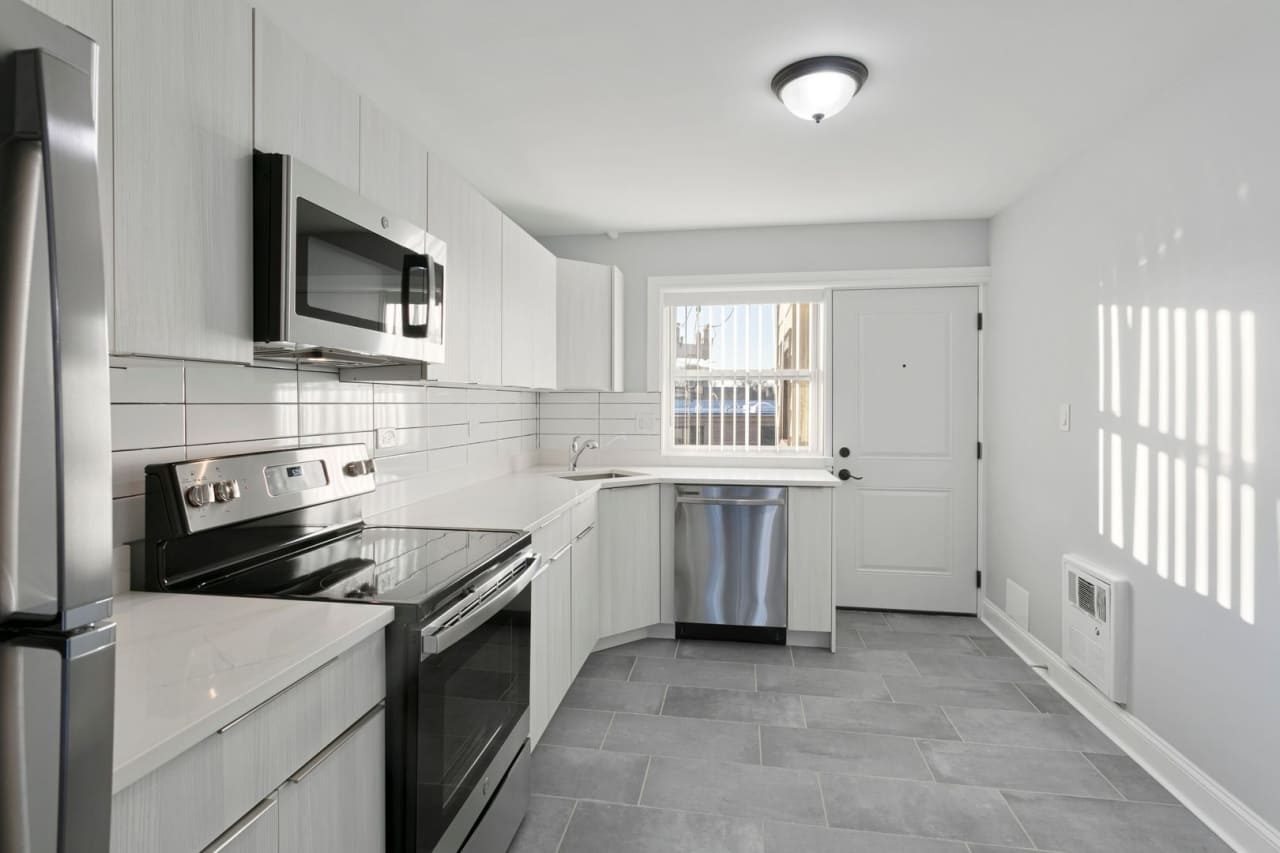 7634 N Eastlake Terrace