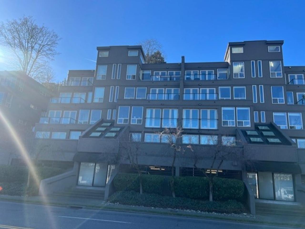 Half-off first month's rent if signed before April 20th!!!!!! Live on Lake Union. 2 bedroom, 2 bath condo with spectacular views.