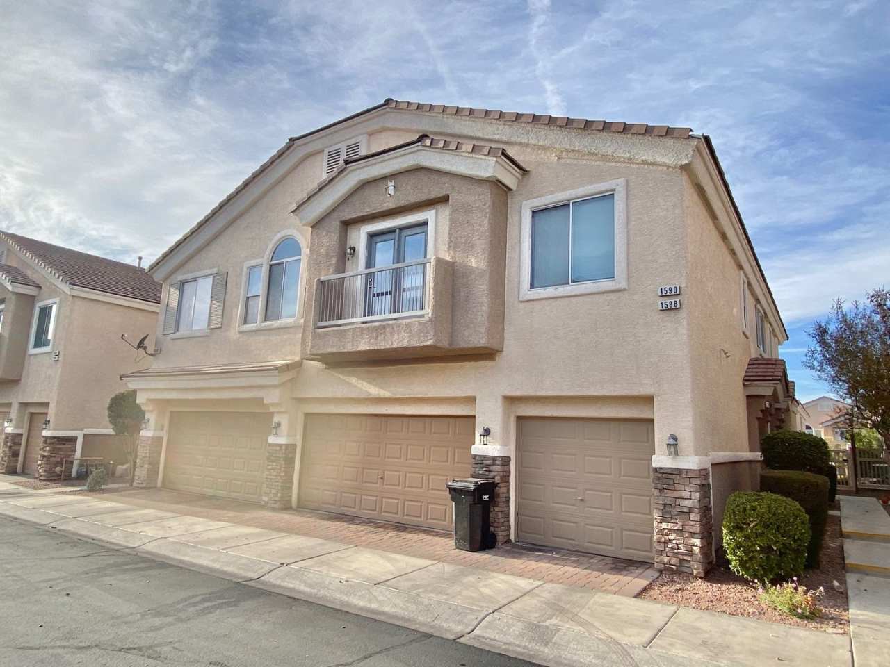 OVELY 2 BED ROOM 2 BATHROOM TOWNHOES LOCATED IN A GATED COMMUNITY IN HENDERSON