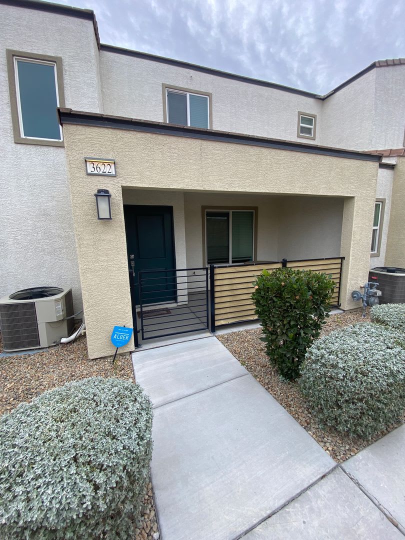 AMERICANA Property Mgmt - Beautiful  gated 3 beds, 2 story Townhouse near NLV Airport