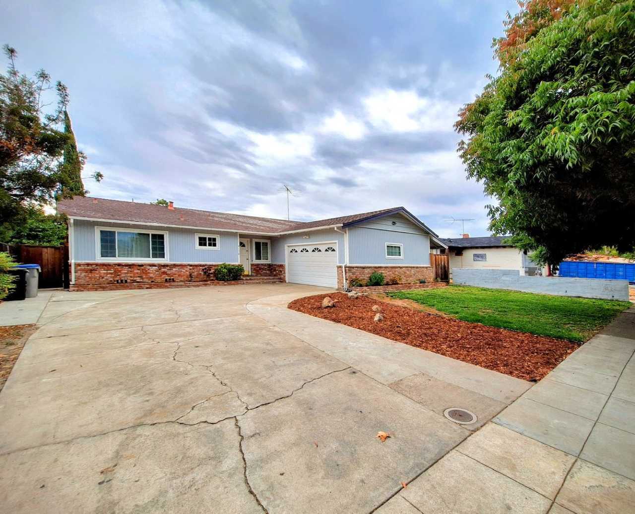 Charming Single Story 3bd House with Large Yard!