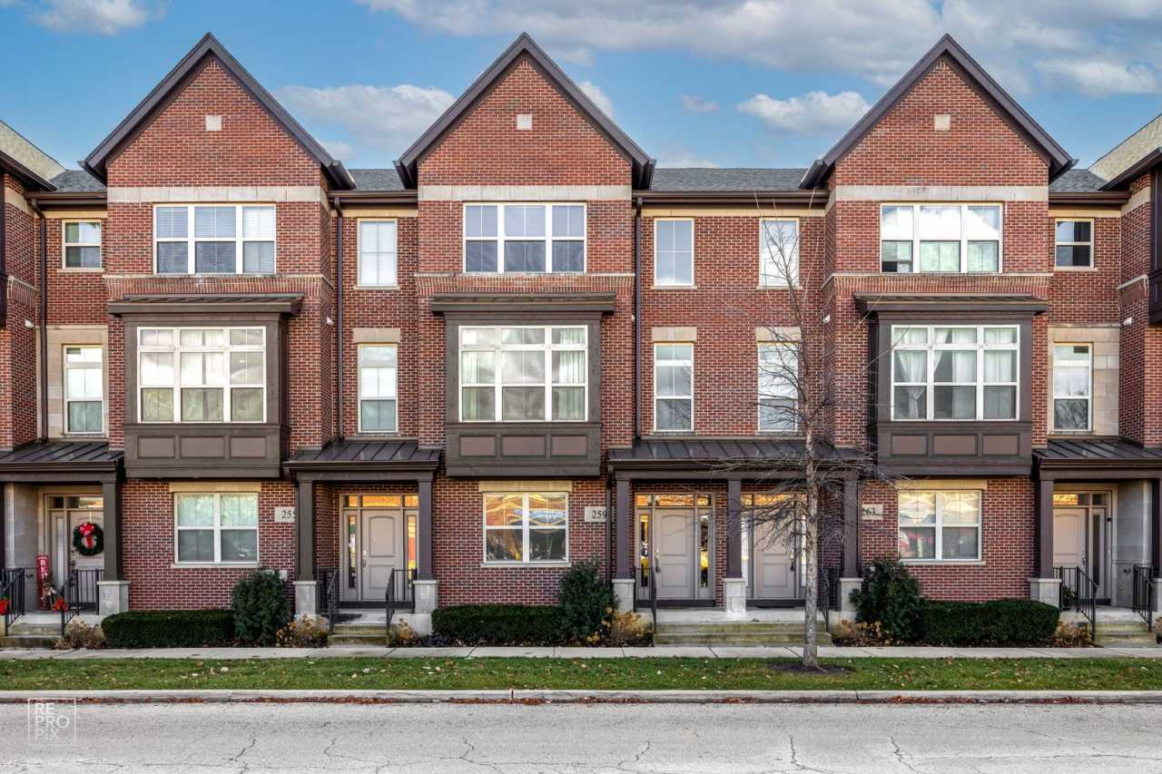 Luxury Townhome with 3 Bedrooms, 2.5 Baths, and 2 Car Garage Located in Vernon Hills in the Aspen Pointe subdivision!