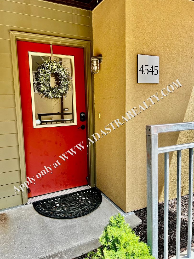 Beautiful 2 Bed 2.5 Bath Townhome Near The Plaza - Available NOW!!