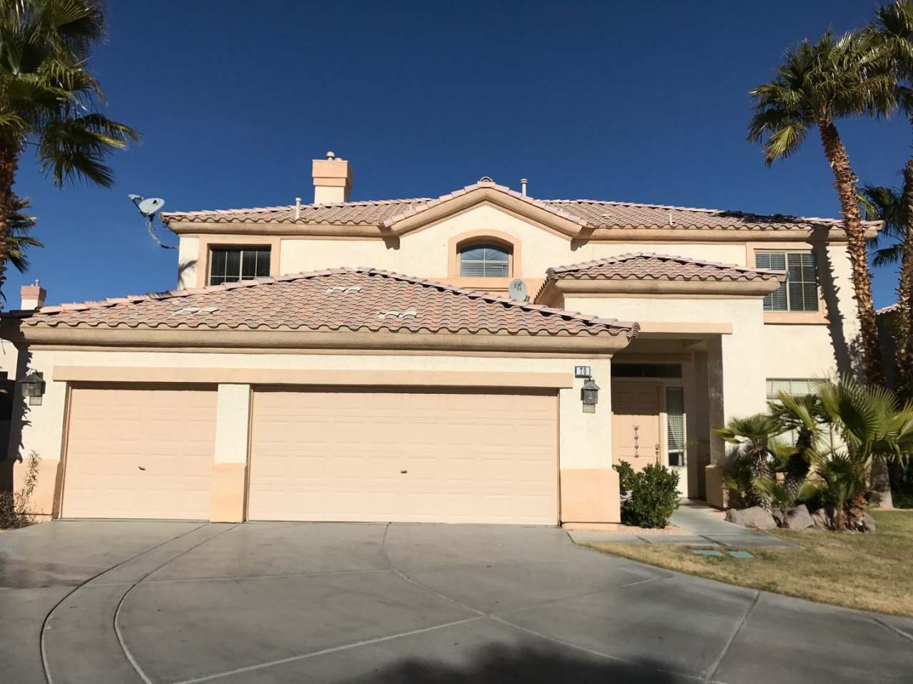 Spacious 2 Story 5 Bedroom Home in The Great Rhodes Ranch Golf Course Community!