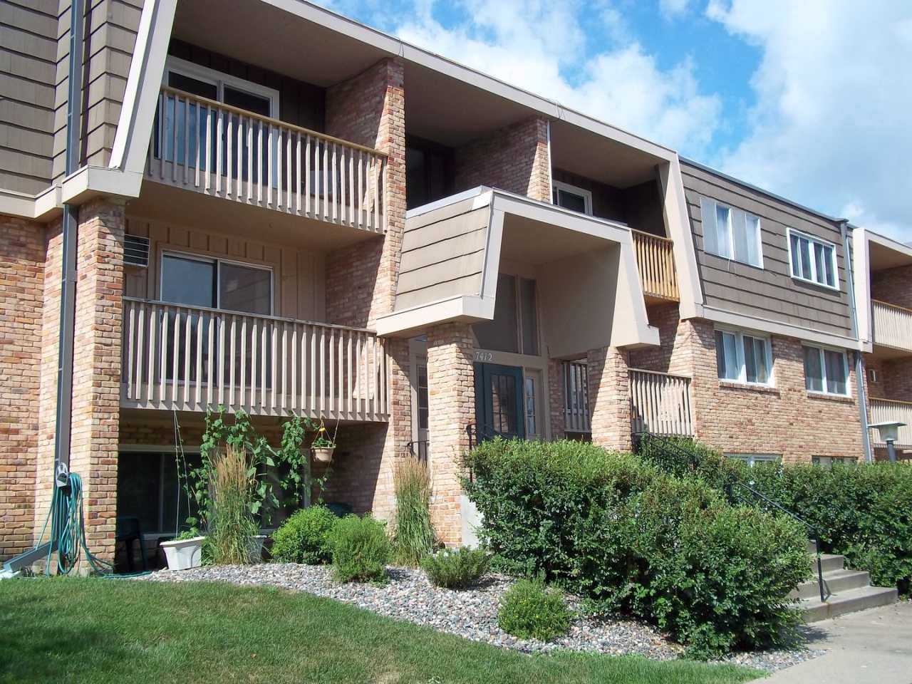 Completely Updated St. Louis Park Condo-Near Uptown, HWYS, Shops At West End