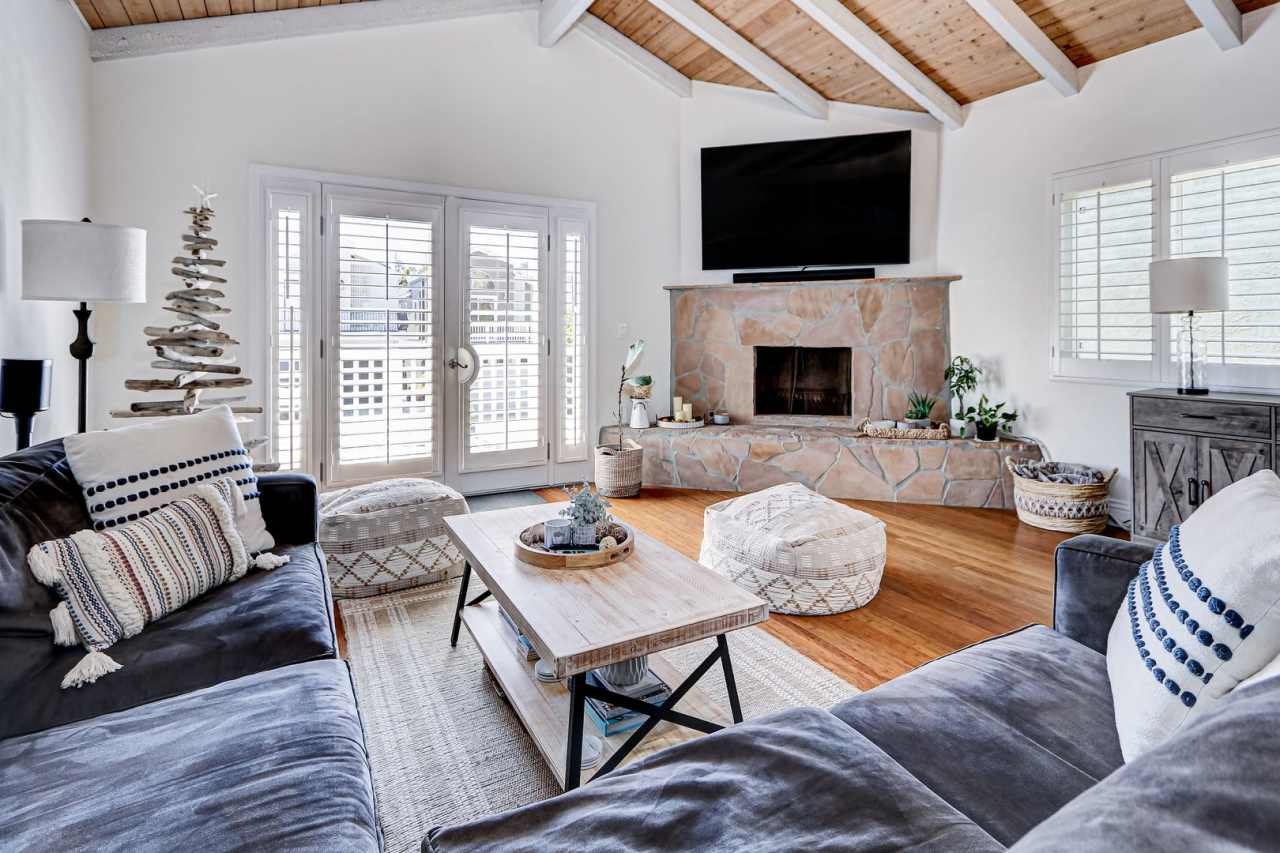 REMODELED, BRIGHT  AIRY HOME ON ONE OF THE MOST SECLUDED BLOCKS OF THE GOLDEN HILLS TRIANGLE W/ AMAZING GREAT ROOM LIVING SPACE, 2 BALCONIES  FENCED YARD ON THE RB/MB BORDER NEXT TO SCHOOLS, PARKS  5 MINS TO BEACH!