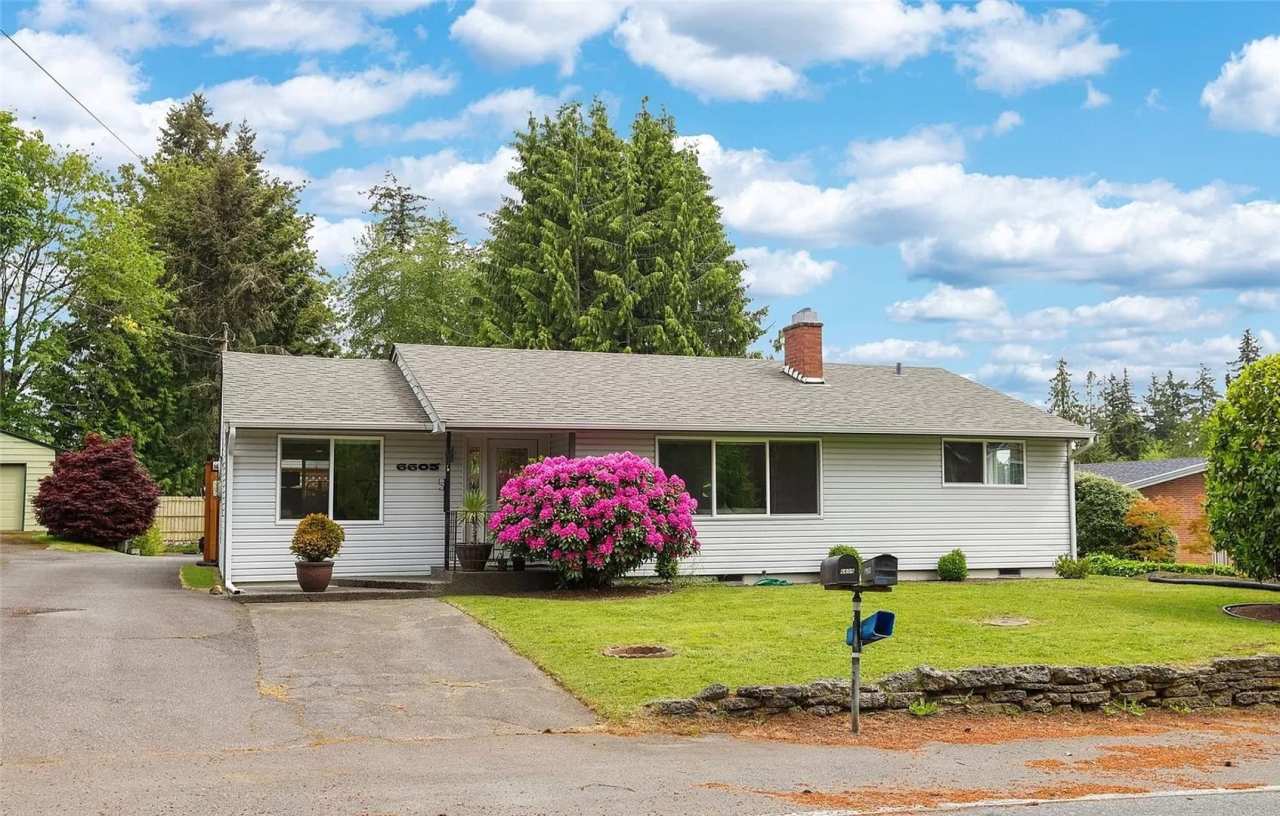 LOW RENT!Beautiful 4Bed2Bath House!PRIME heart of Lynnwood!Convenient Location!