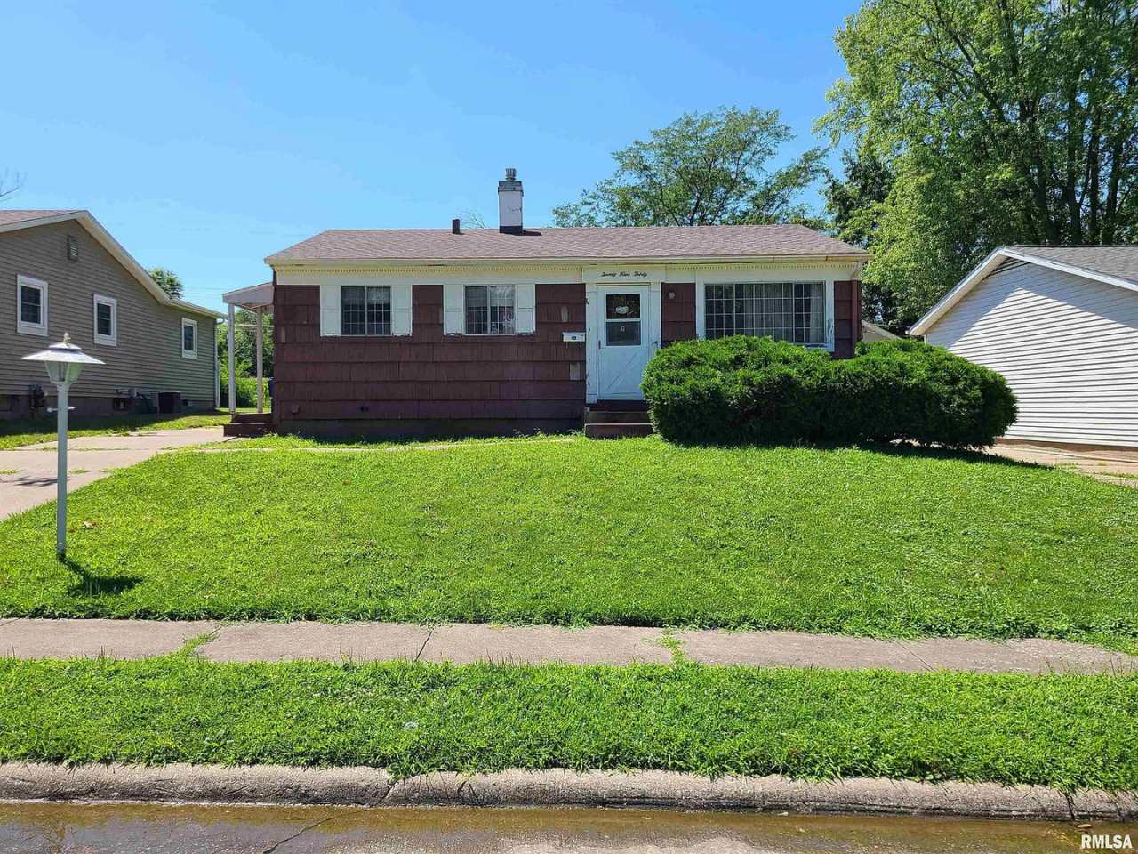 Cozy Three-Bedroom Bungalow in Davenport!