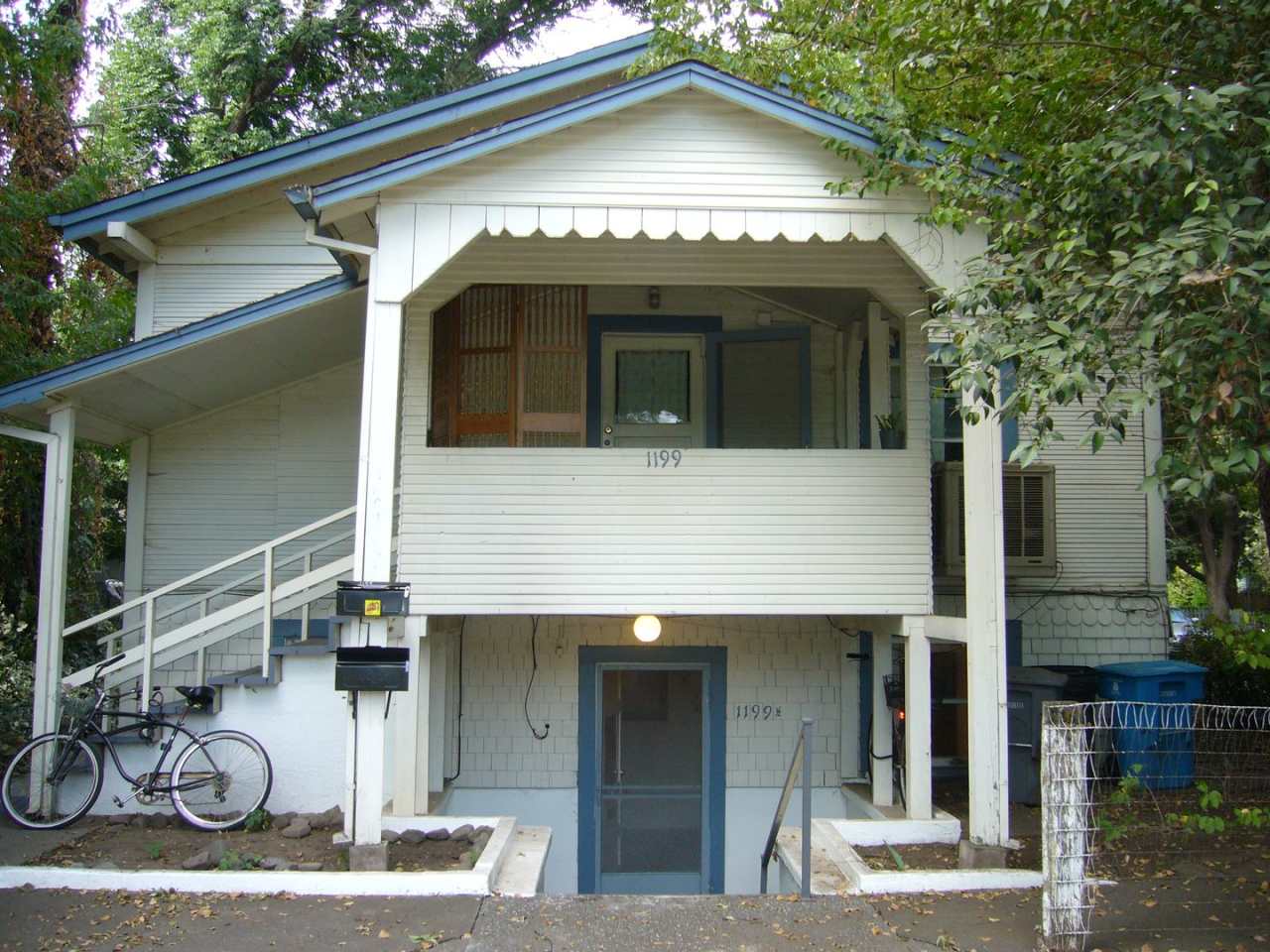 Charming 1BD/1BA Avenues Duplex with Screened Porch  Large Backyard—Utilities Included
