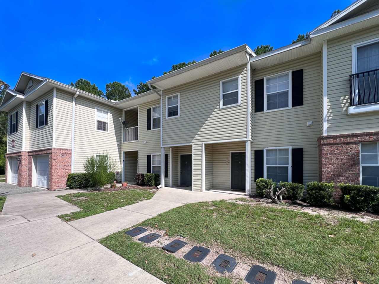 2/2.5 Town Home in Magnolia Place - FIRST MONTH RENT FREE!