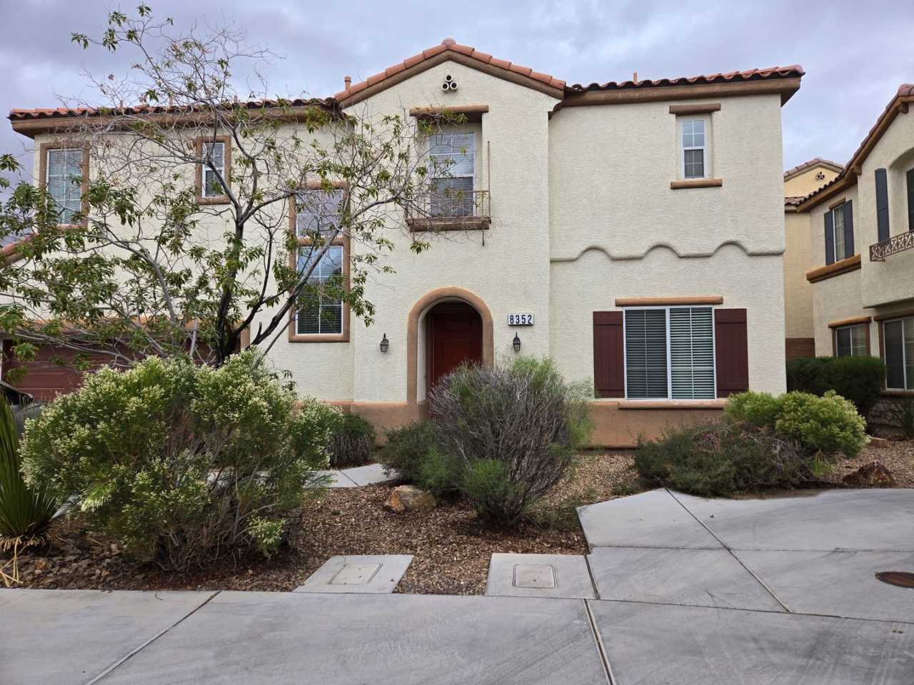 MOUNTAINS EDGE BEAUTY! CHARMING 3 BEDROOM 2.5 BATH IN GATED COMMUNITY!
