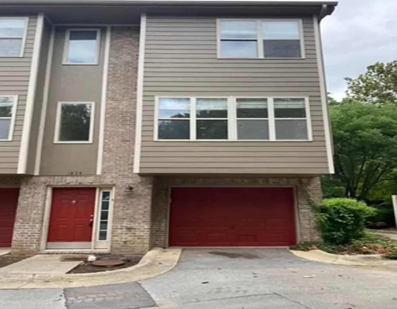 3BD / 2.5BA Completely Remodeled Townhome W/ Garage, Minutes From UofA Campus