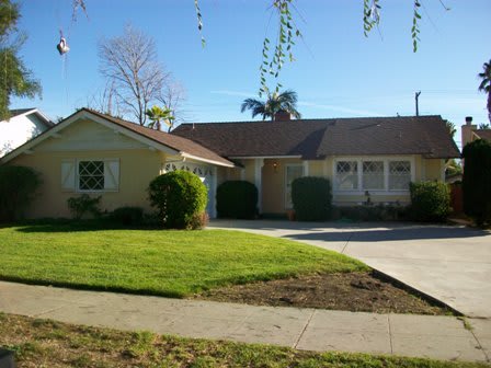 Upgraded 3+2 in Canoga Park w/central HVAC, wood floors + appliances!