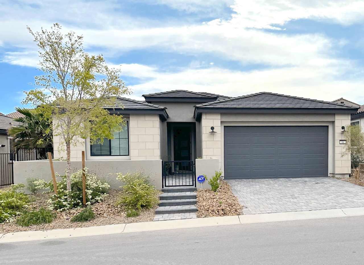 64 Lake Oasis Street