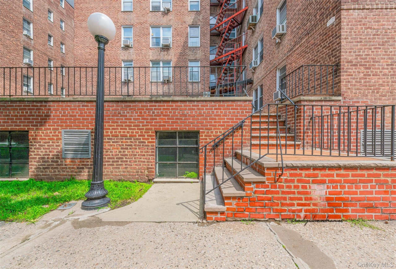 6535 Yellowstone Blvd