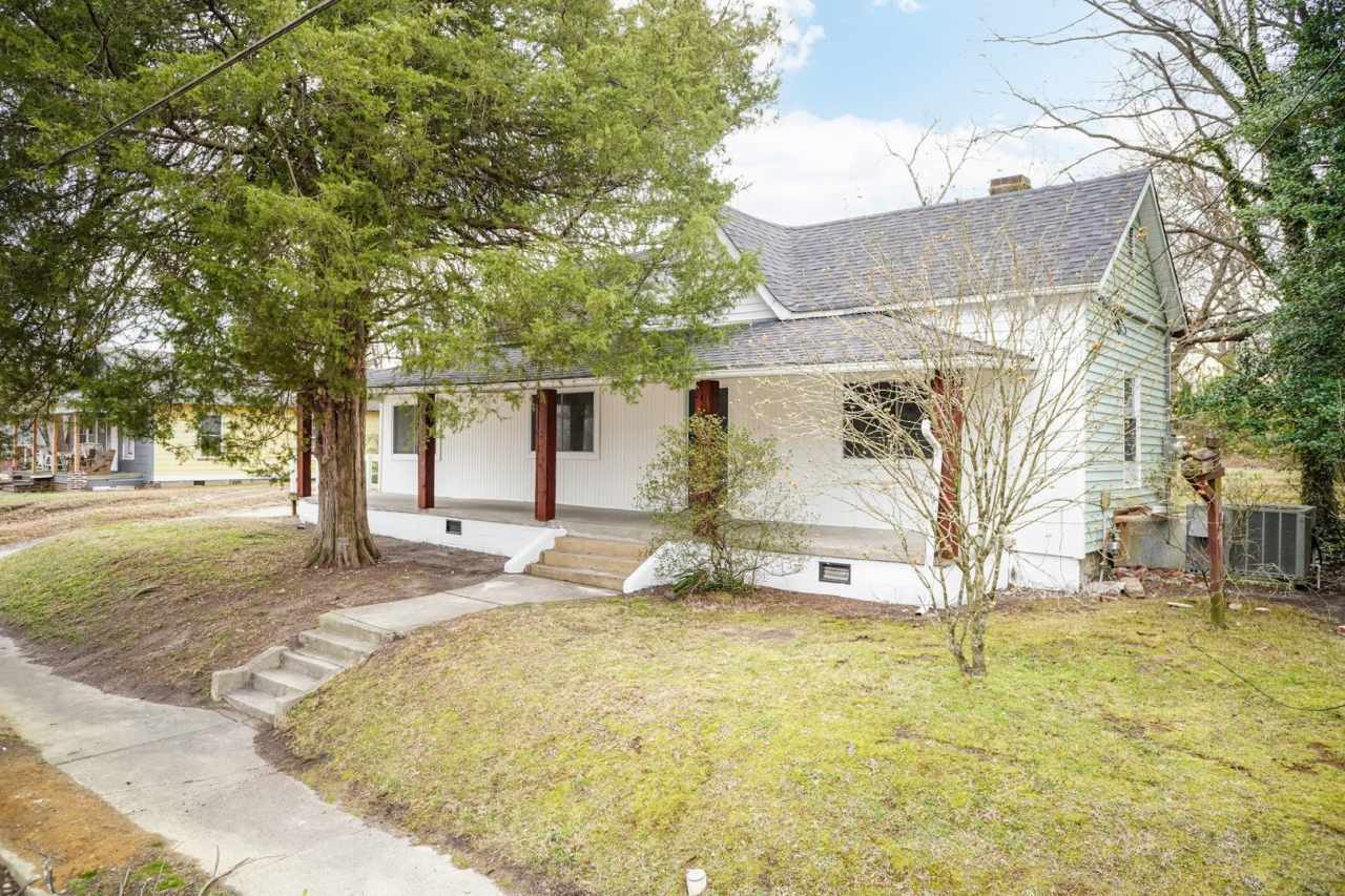 Spacious Three Bedroom Remodeled Home!