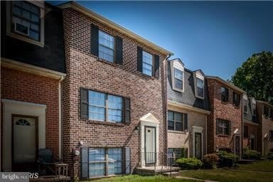 32 GOLDEN HILL Court