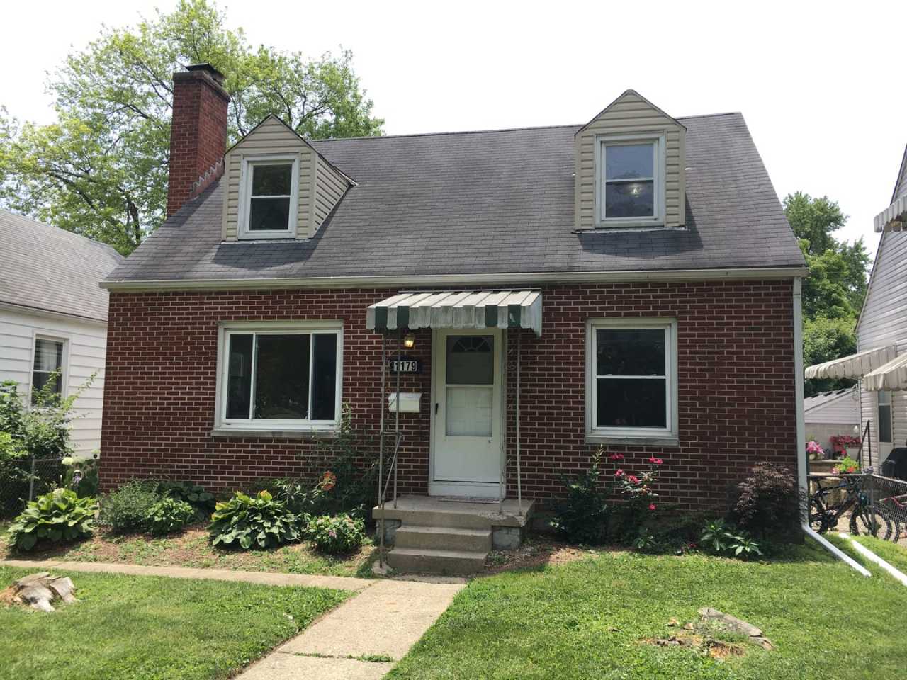 **4-BEDROOM HOUSE W/ GARAGE IN NORTH COLUMBUS!!**