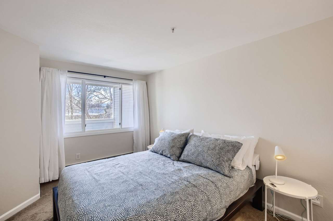 Lovely Pearl St. Condo 1 BDR/1 BA Downtown Boulder