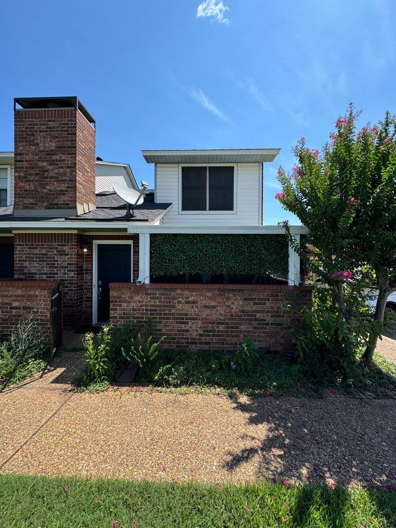 Fully Furnished Gated Townhouse off Benton Road.