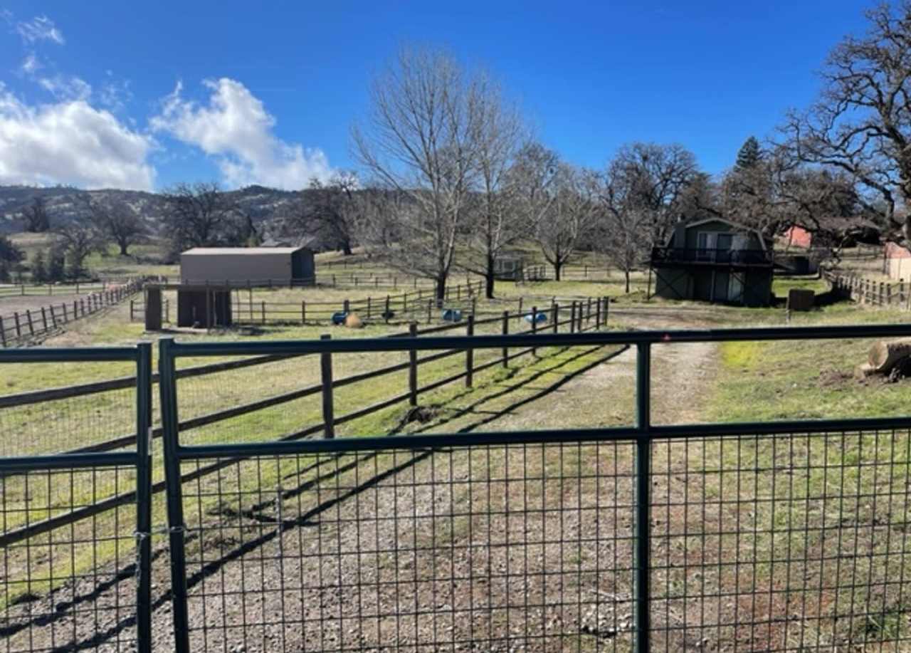 Completely Furnished - 2 BEDROOM 2 BATH+ LOFT HORSE PROPERTY