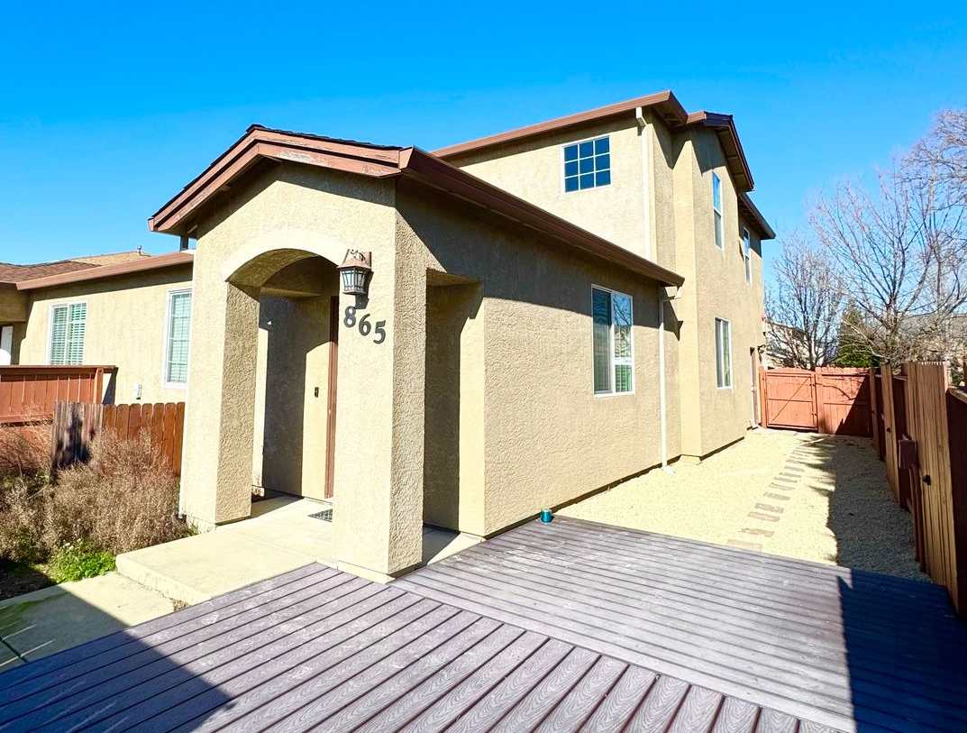 Luxury Townhouse in Vista Ridge Subdivision!