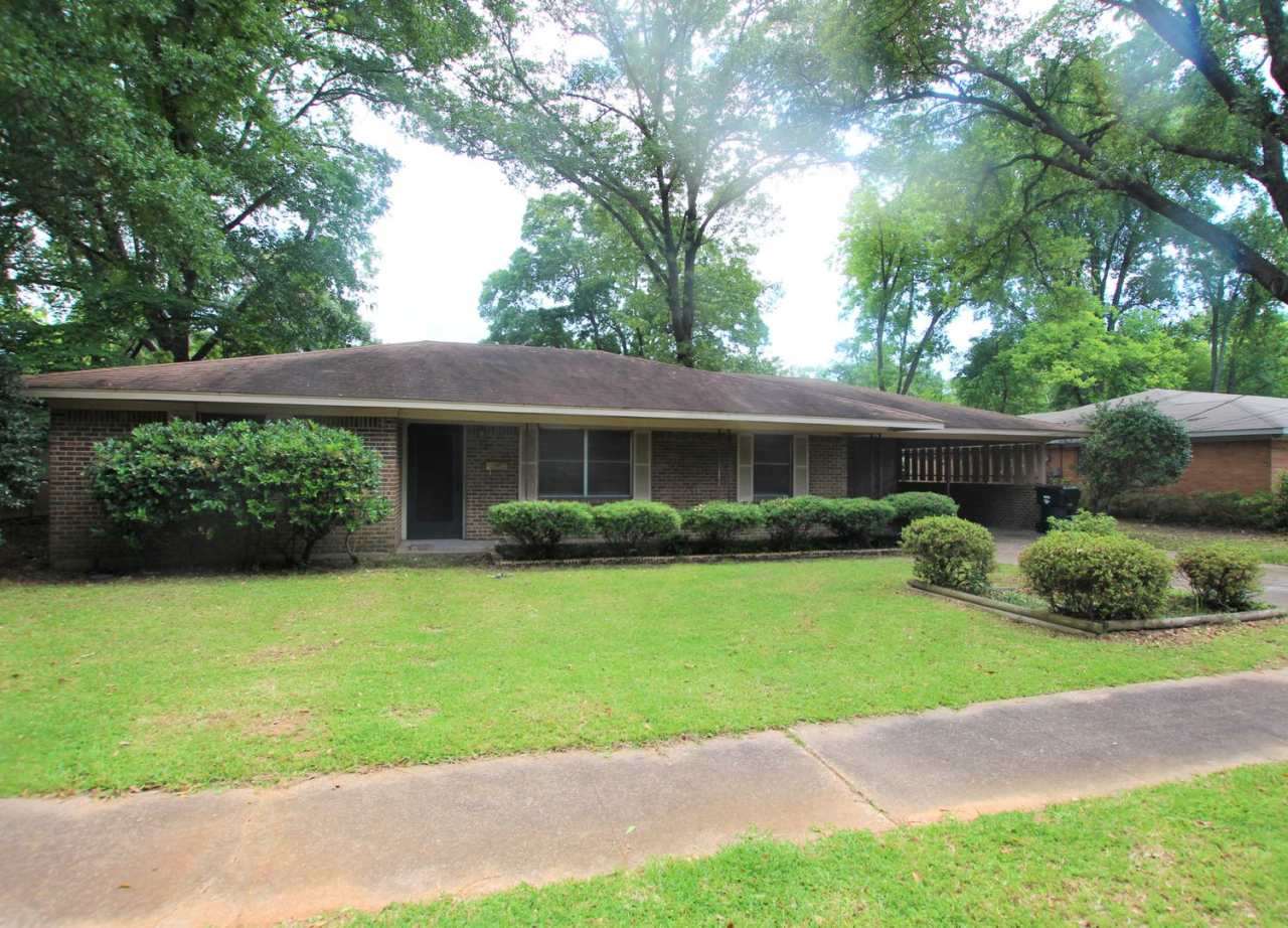 Beautiful 3 Bedroom, 2 Bathroom Home in Tyler!