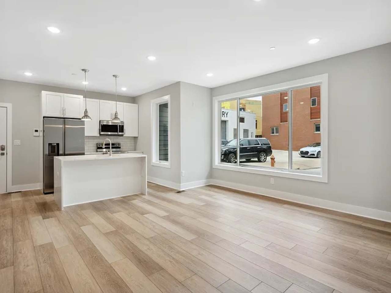2120 E Berges