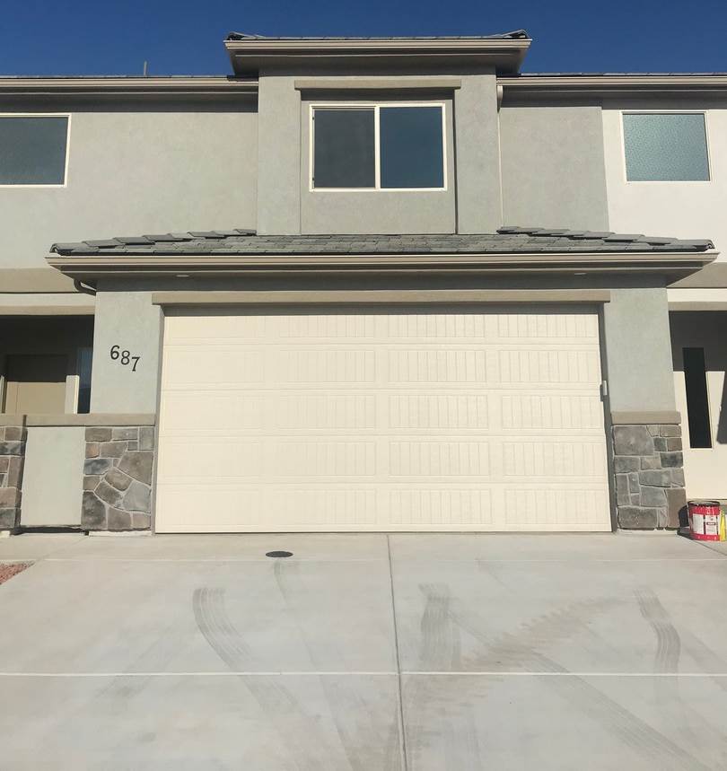 Great townhome, 3 bedroom, 2 1/2 bath, 2 car garage!