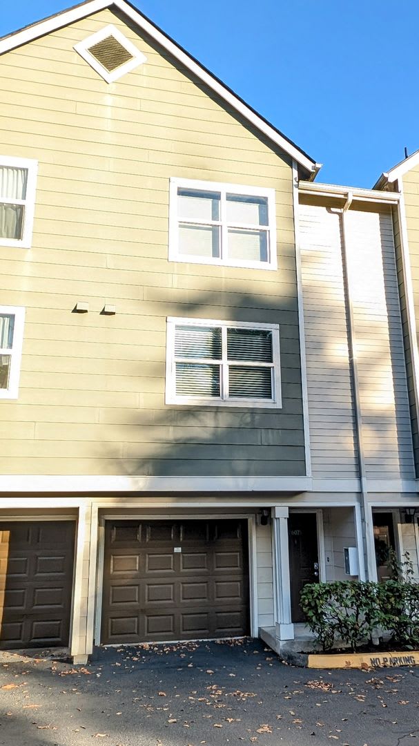 Spacious 2 Bedroom Townhome North Lynnwood