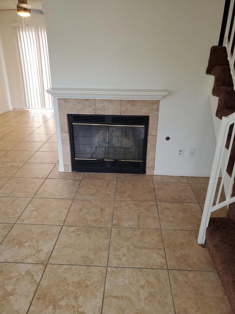 **MOVE-IN Special 1/2 off First Months Rent! Clean 2 bed - 1 1/2 Bath 2 Story unit Ready to Move -In!!!