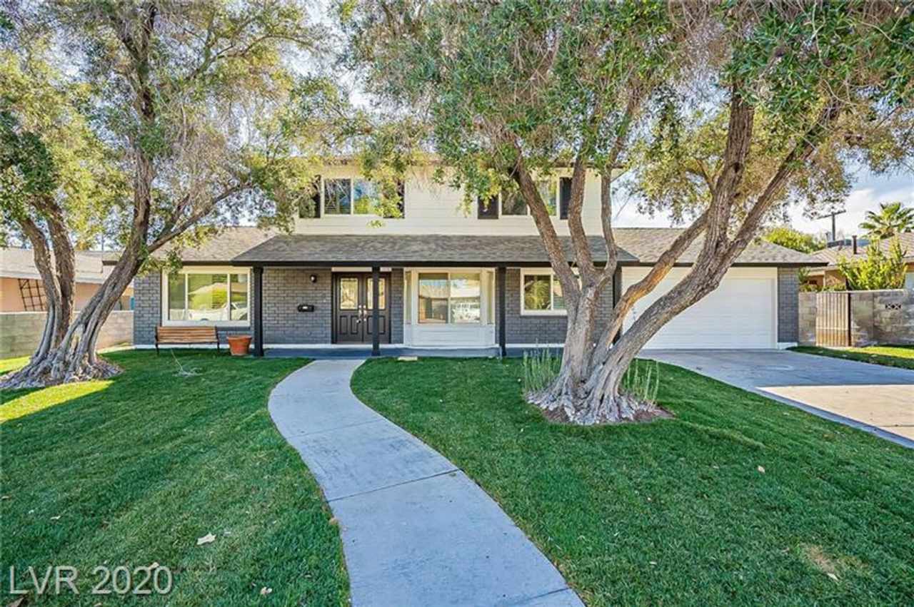 Amazing pool home is great location!!