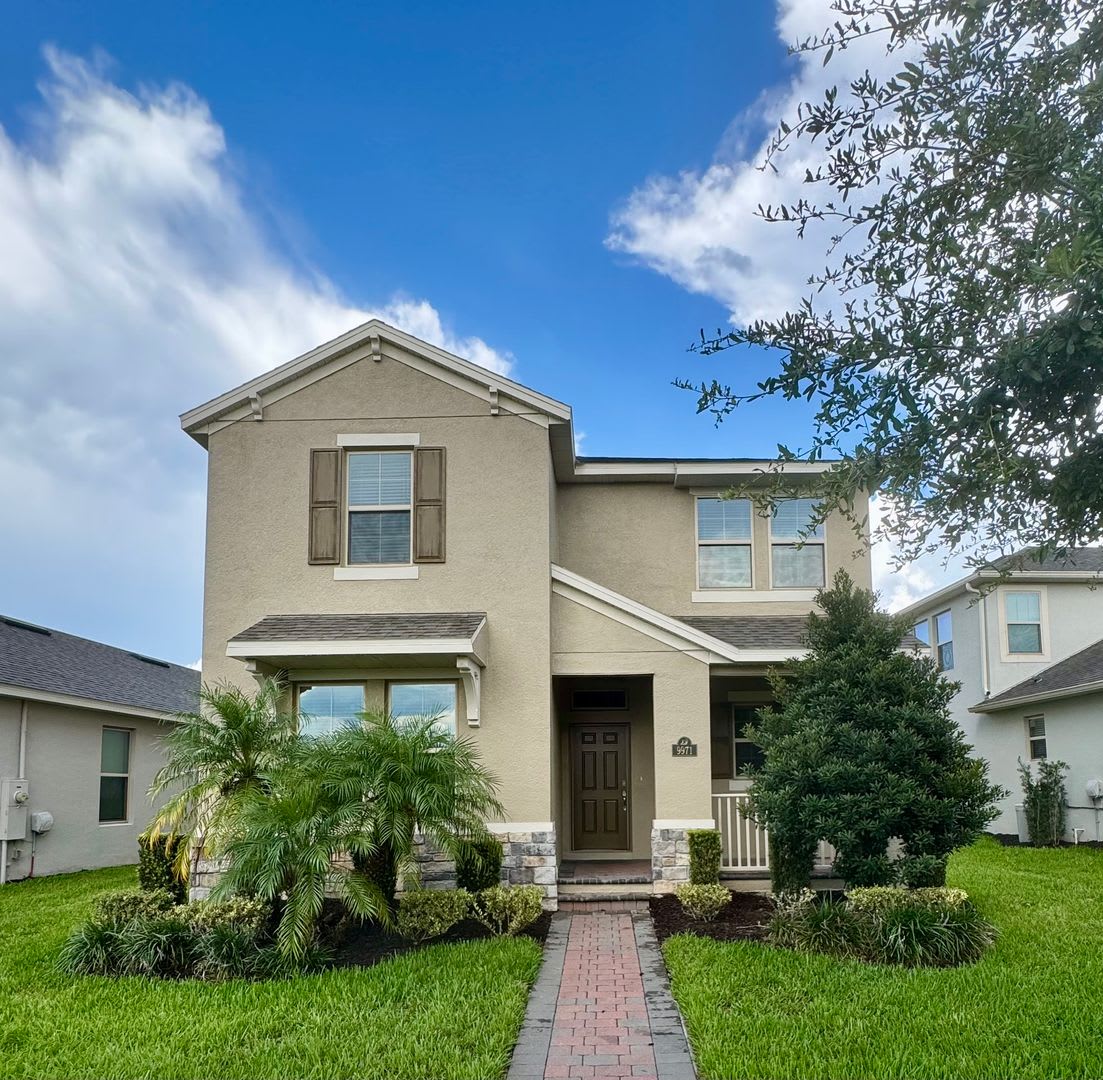 Large 4/3.5 Home located in Waterleigh! Downstairs Suite