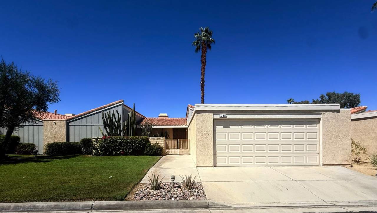 AVAILABLE NOW! 3 Bedroom 3 Bath Home in Rancho Mirage!