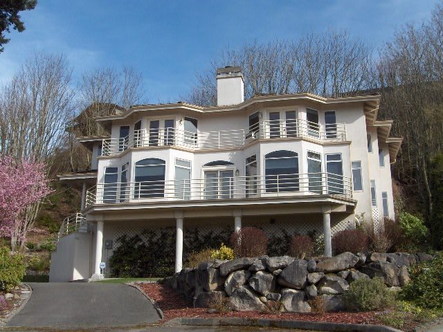 4+ Bedroom with Great Entertaining Wrap Around Decks with VIEW of PUGET SOUND!!