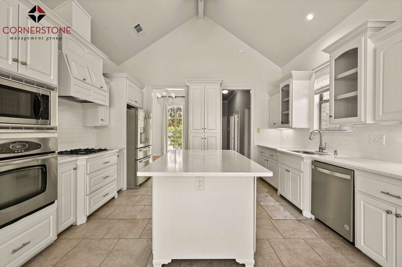 LOCATED OFF OF AIRLINE BY INDUSTRIPLEX! 4 BEDROOM, 3 BATHROOM!