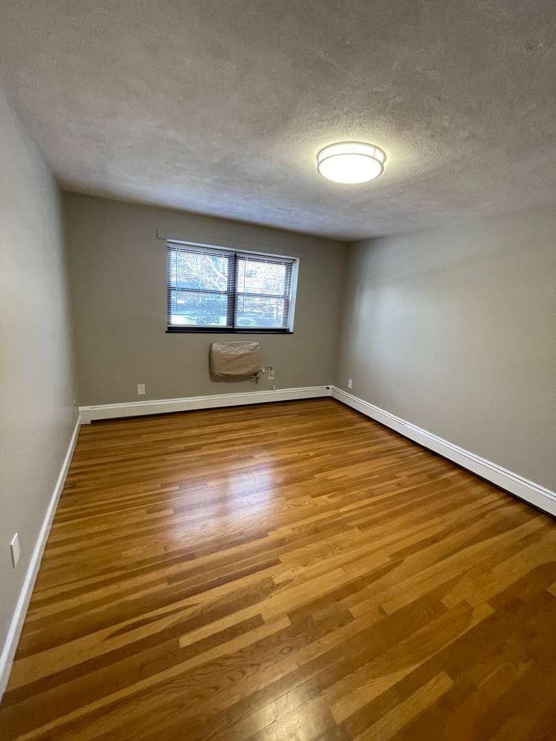 Renovated 1-Bed H  HW + Parking * Newton Riverside MBTA GL-D