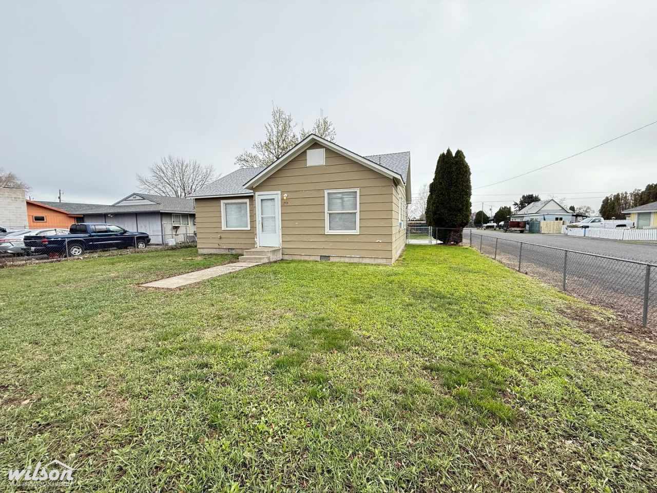 2bd/1ba Home located Near Lewis and Clark Middle School!