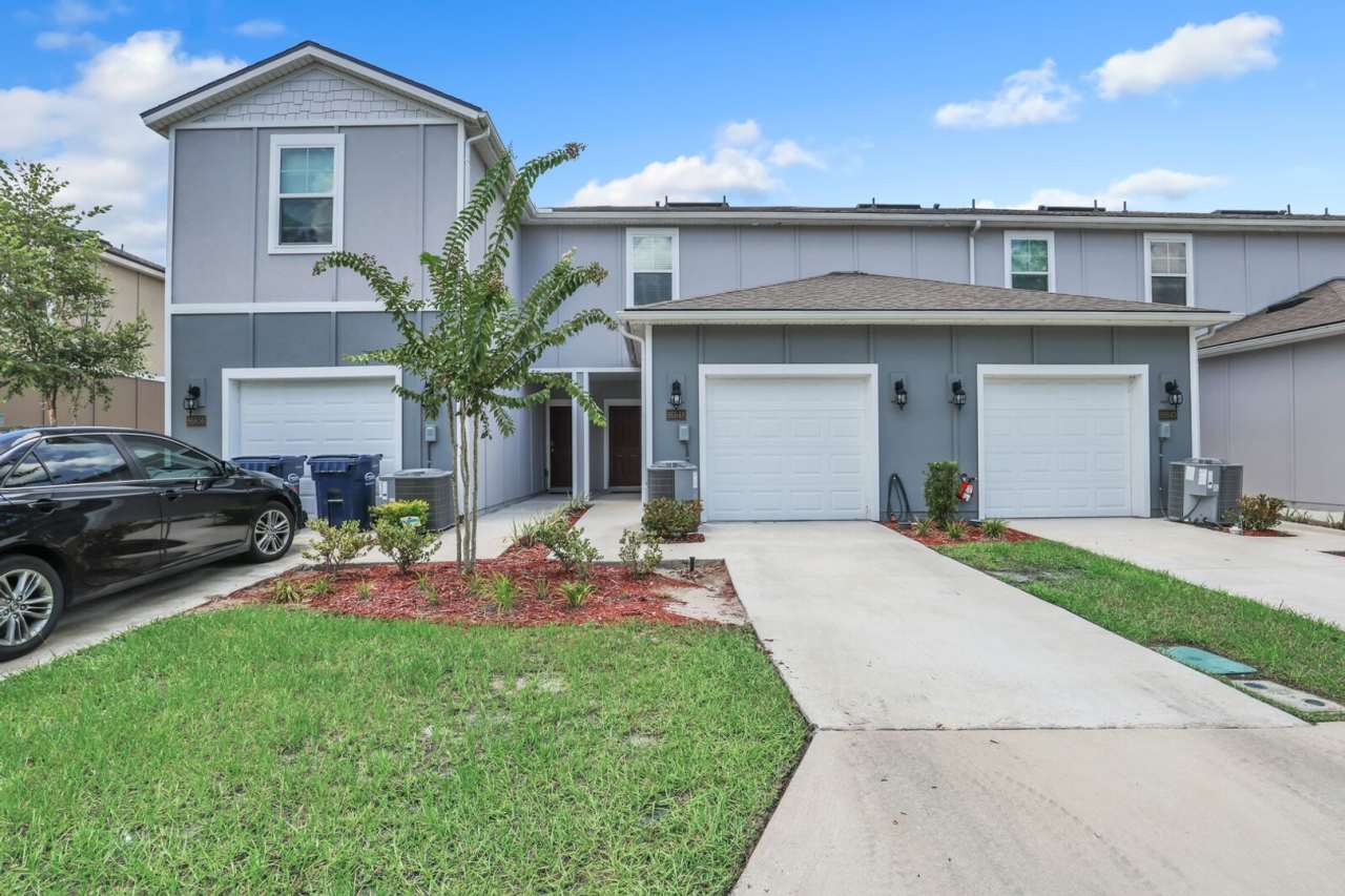 Like new 2 bedroom/ 2.5 bathroom with one car garage townhome in Nassau county!