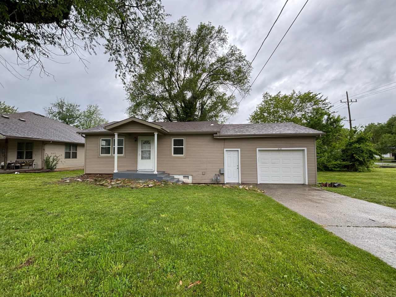 Available Now 2 bedroom 1 bathroom with 2 car garage