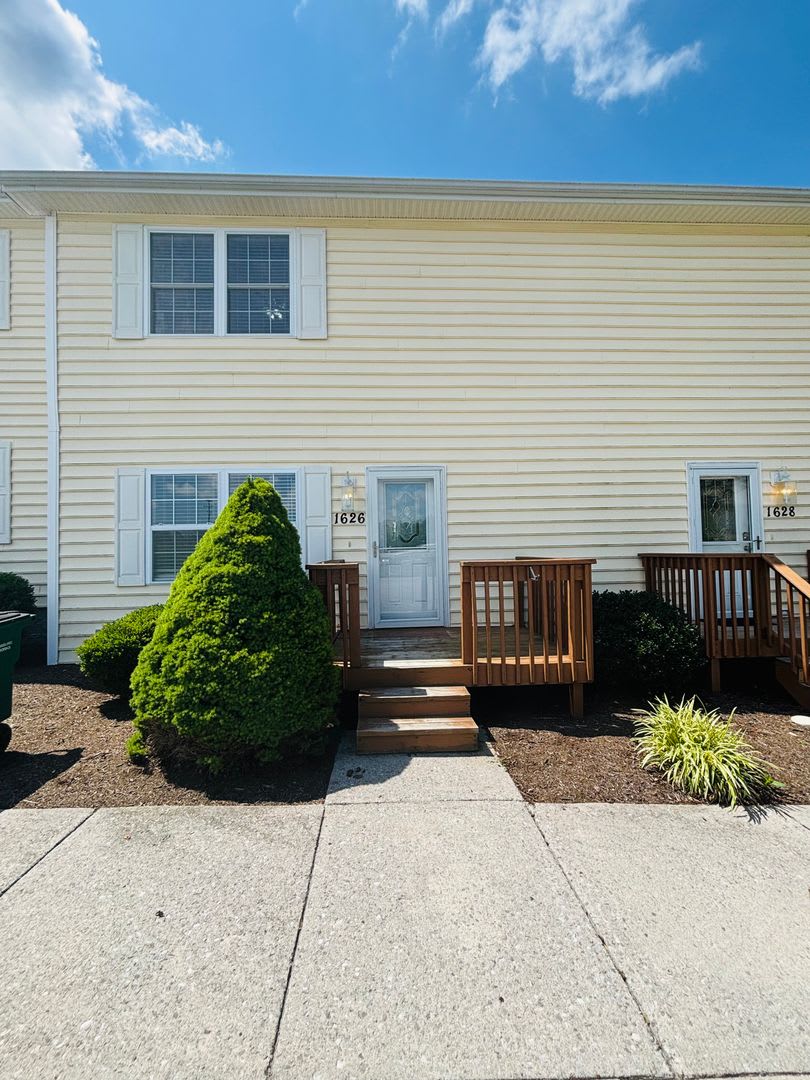 Conveniently located 2 Bedroom, 1.5 Bath Townhouse