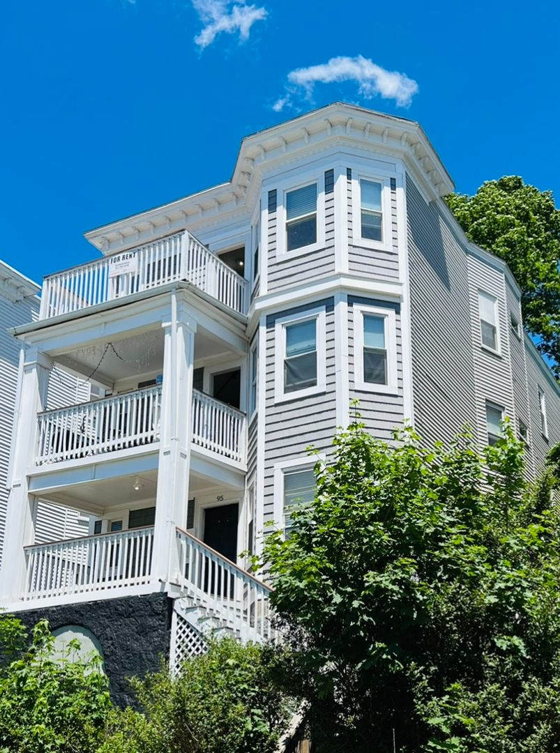 NEWLY RENOVATED PENTHOUSE UNIT